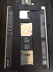ZenFone2の裏面にあるSIMカードの挿入口は2つあるが国内のSIMカードであれば必ず1のスロット(2G/3G/4G)と書かれている方に挿入する。