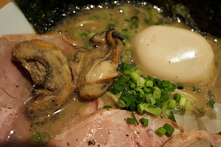 スープは牡蠣と煮干のうま味が濃縮されており、濃厚牡蠣煮干のメニュー名に偽りなし