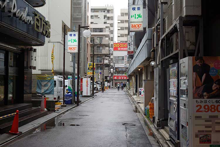 namco松戸店横の道をまっすぐ進み、突き当りを左に曲がる。
