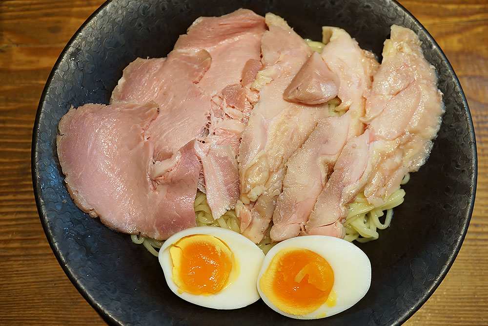 町田 進化のしおつけ麺全部のせは味玉と低温調理の豚肩ロースと鶏胸肉のチャーシューが付く