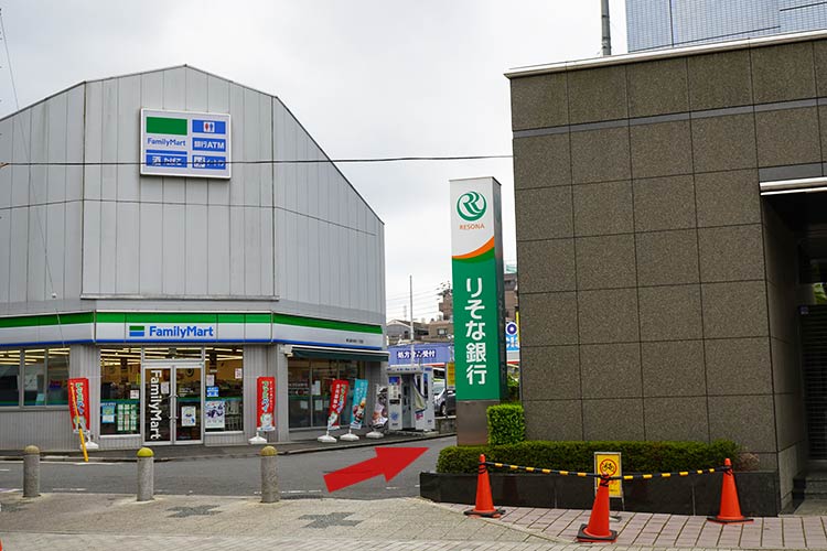 東久留米駅西口を出たら左前方にファミリーマートとりそな銀行が見えるので、この間の道を直進して十字路を渡った先の右手に入鹿TOKYOがある